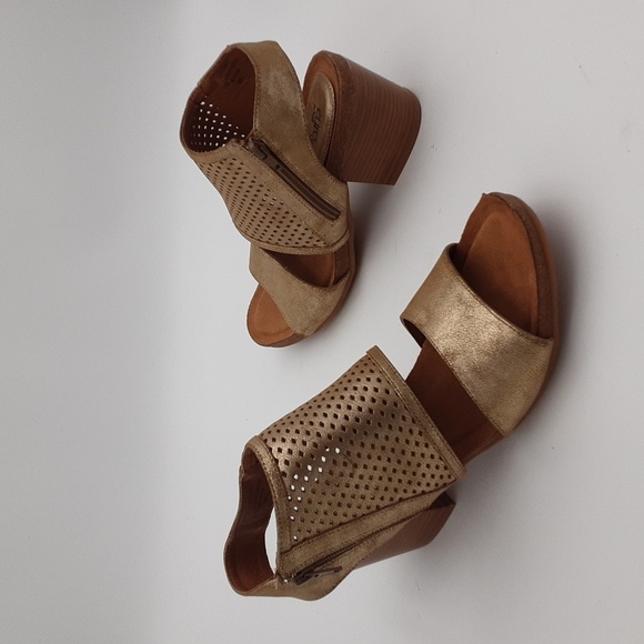 Euro soft sandals women 11M gold perforated pull on size zipper closure casual - Picture 1 of 11